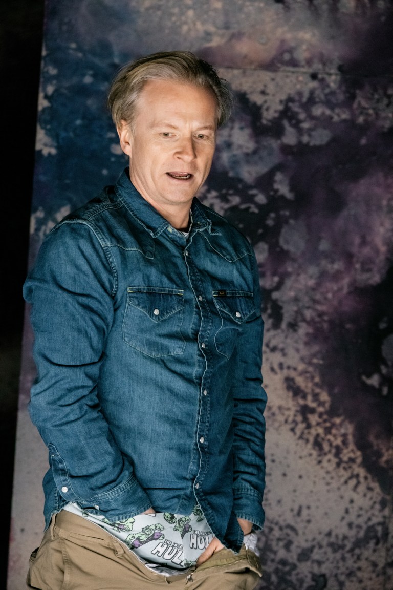 Män kan inte våldtas efter Märta Tikkanens roman i dramatiser